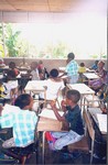 schoolklas in Kayana vóór het opknappen van het meubilair