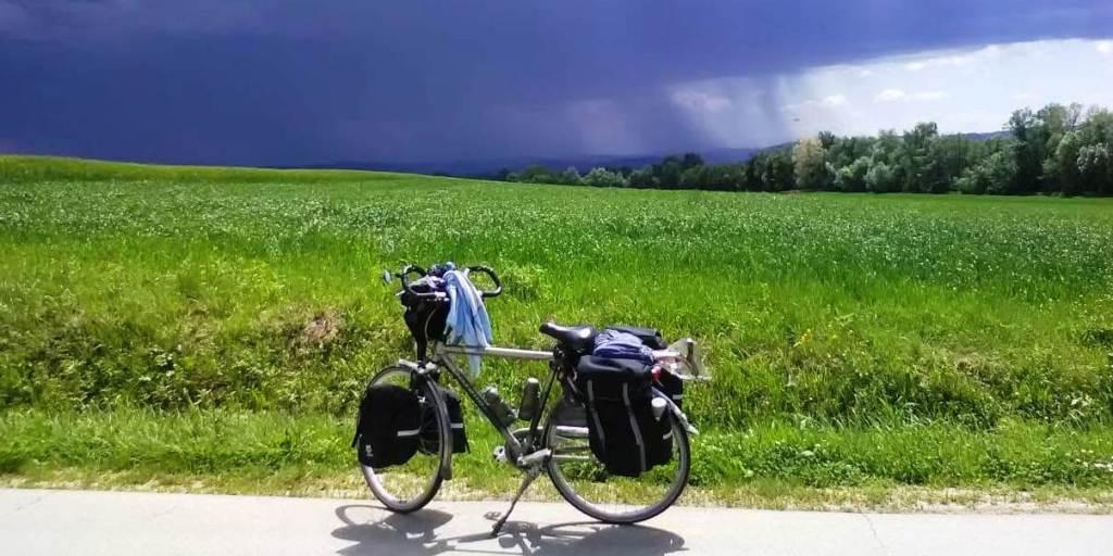 fiets in regenachtig landschap