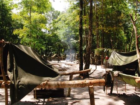 bezoek leger: kamp in het bos bij zanderij