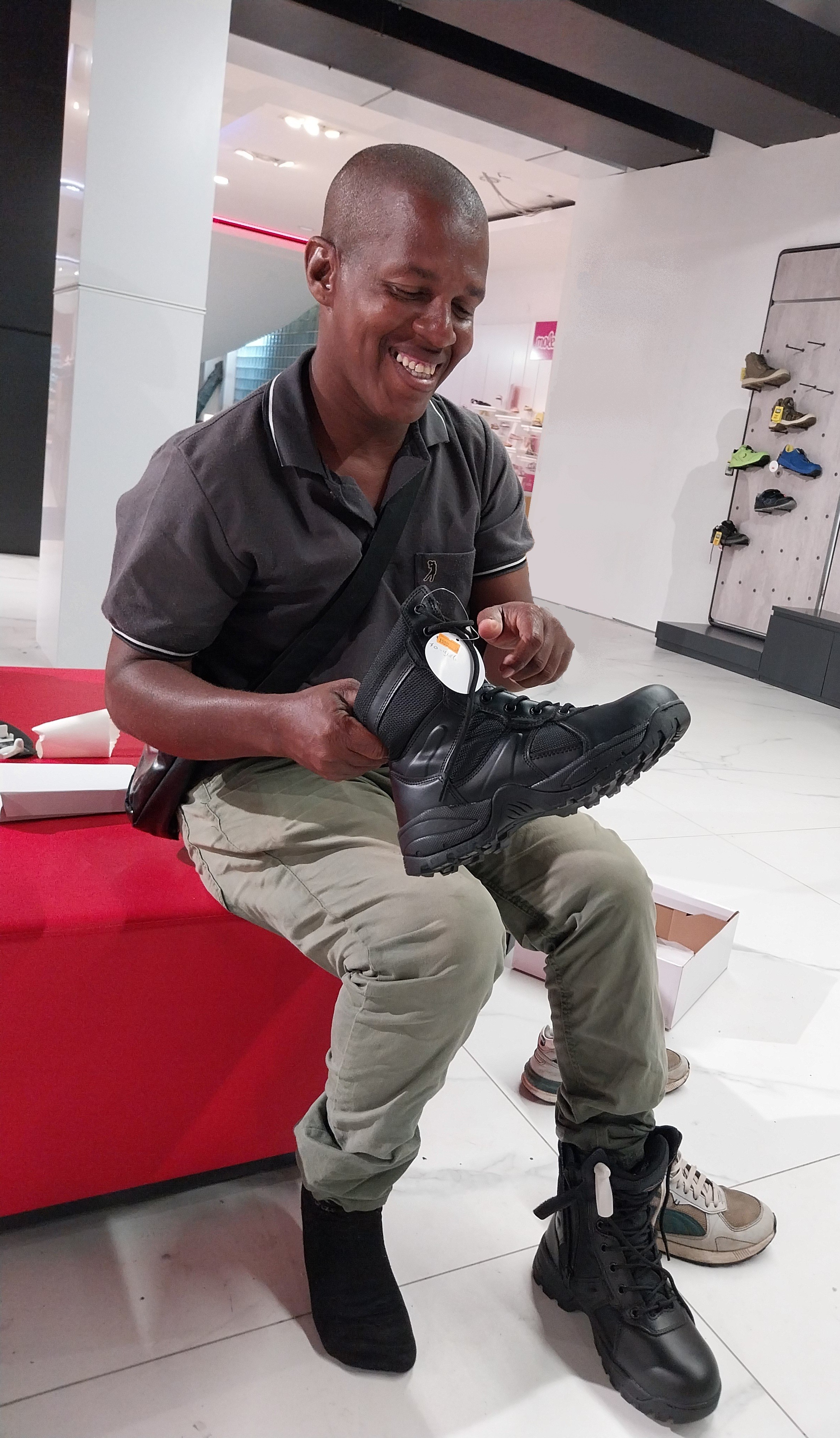 Andwele met nieuwe schoenen 