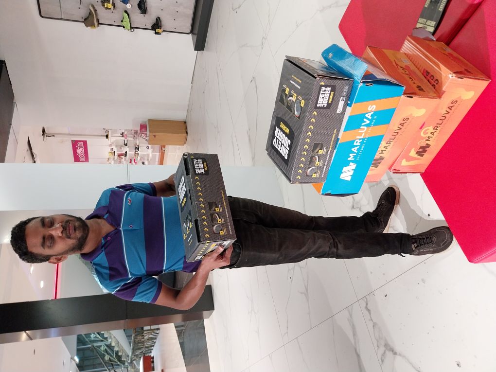 denzel met een blauwe schoen