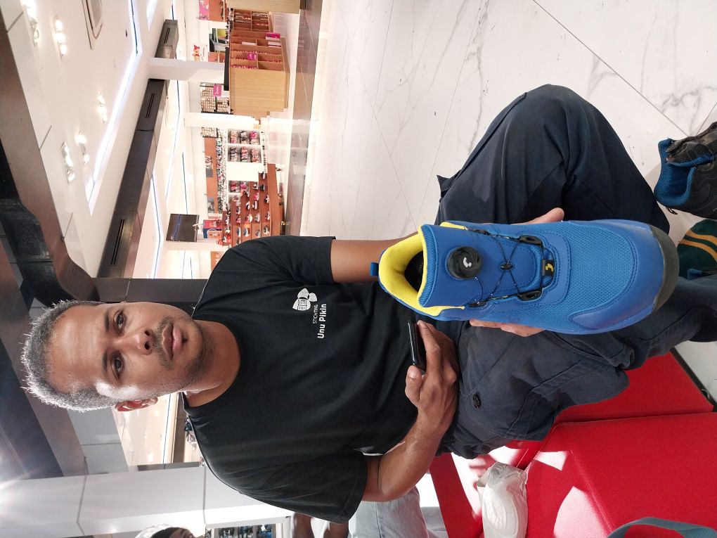 Rivesh met de schoenendozen